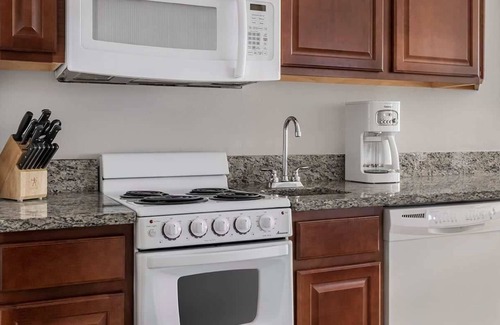 Daytona Beach Hotel | 2br Deluxe Unit-Beach, Lazy River & Near Nascar!