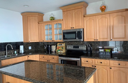 Flagami House | 2BR+Den, Heated Pool, Parking, Located near prime attractions