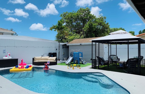 Flagami House | 2BR+Den, Heated Pool, Parking, Located near prime attractions