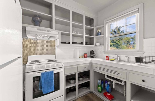 Detroit Apartment | 2BR Detroit Getaway 1 Block from Joe Louis Greenway & 5 Miles to Downtown