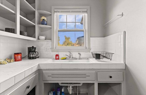 Detroit Apartment | 2BR Detroit Getaway 1 Block from Joe Louis Greenway & 5 Miles to Downtown