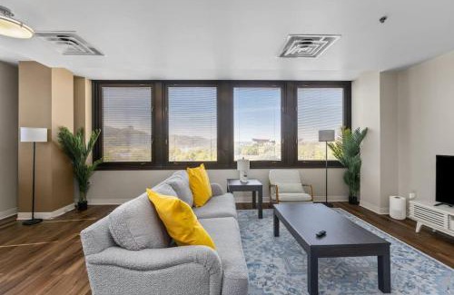 Downtown Pittsburgh Apartment | 2BR Downtown Apartment with Gym & Deck