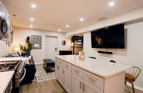 West Englewood Apartment | 2BR Englewood Apartment 15 Min Fr Downtown