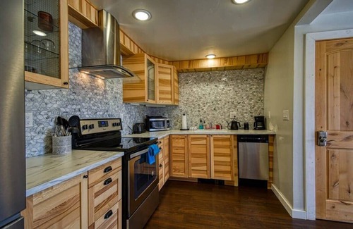 Leadville Condo | 2BR Epic Mountain View - Pet Friendly