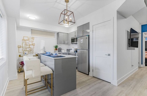 Niagara Falls Apartment | 2BR Family Retreat w/BBQ | 4 Mins to Niagra Falls