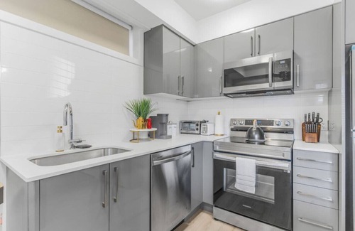 Niagara Falls Apartment | 2BR Family Retreat w/BBQ | 4 Mins to Niagra Falls