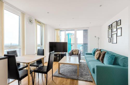 Stratford and New Town Apartment | 2BR Gem with Balcony 5 min Stratford Station
