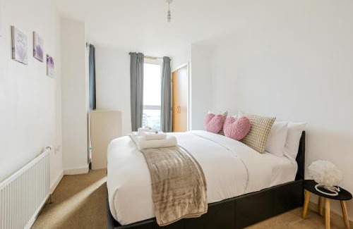 Stratford and New Town Apartment | 2BR Gem with Balcony 5 min Stratford Station