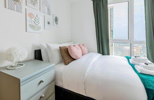 Stratford and New Town Apartment | 2BR Gem with Balcony 5 min Stratford Station