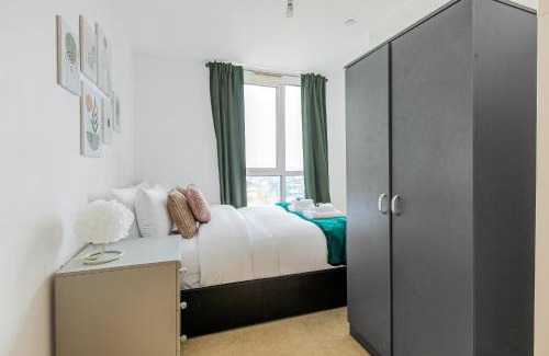 Stratford and New Town Apartment | 2BR Gem with Balcony 5 min Stratford Station