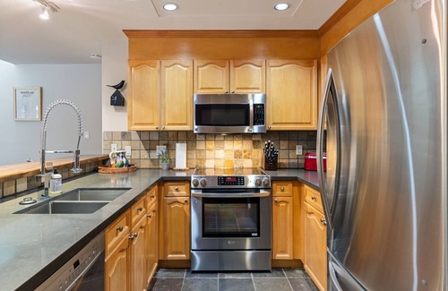 Blackcomb House | 2BR | Gleneagle | King Bed | Heated Floors | Wood Burning Fireplace | Shuttle to Gondola
