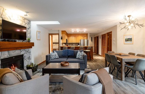 Blackcomb House | 2BR | Gleneagle | King Bed | Heated Floors | Wood Burning Fireplace | Shuttle to Gondola
