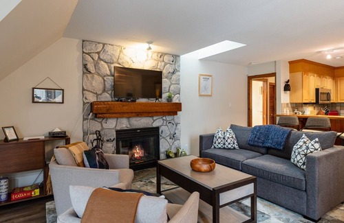 Blackcomb House | 2BR | Gleneagle | King Bed | Heated Floors | Wood Burning Fireplace | Shuttle to Gondola