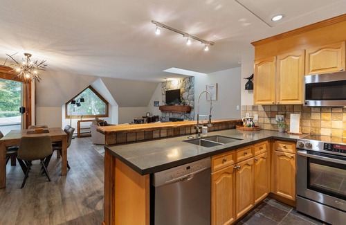 Blackcomb House | 2BR | Gleneagle | King Bed | Heated Floors | Wood Burning Fireplace | Shuttle to Gondola