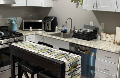 Lake Hills House | 2BR guest suite downtown Bellevue - Free parking