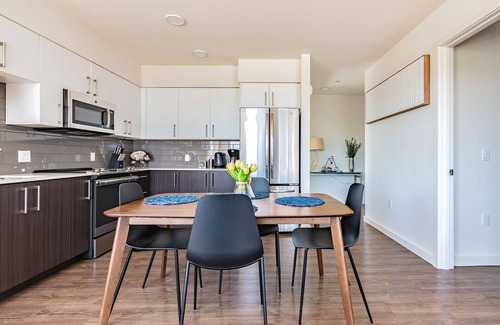 West Bellevue Apartment | 2BR | Gym, Balcony, Views | Sophari B | Bellevue