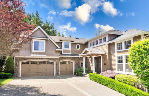 Cougar Mountain House | 2BR Hideaway: Bar Vibes, Game & LEGO Joy @Bellevue