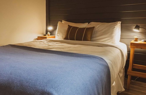 Christina Lake Hotel | 2BR Ideal for Families or Couples Traveling Together - Private Veranda - Beaches
