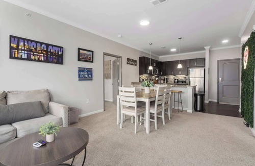 Overland Park Apartment | 2BR+KingBeds|Mins to DT KC|Shops|Great Amenities!