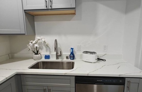 Burien Apartment | 2BR Lux Apartment | 5 Mins from Airport | Pets+