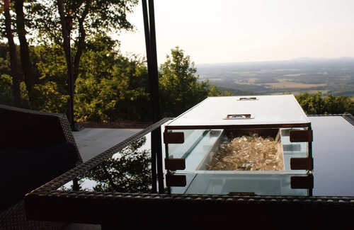 Altamont RV Rental | 2BR Mountain-Valley View A/C HotTub Kitchen-Bar