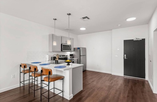 Hough Apartment | 2BR Near Clinic, Case Western & Museums