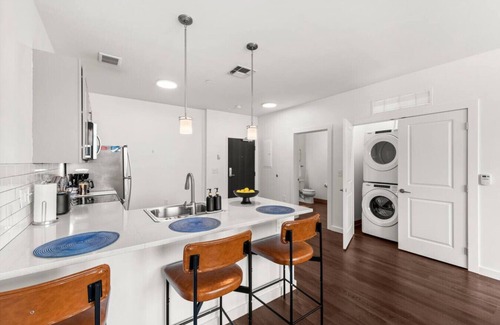 Hough Apartment | 2BR Near Clinic, Case Western & Museums