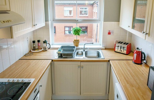 Belfast City Centre Apartment | 2BR Next to City Centre & Queens Uni w/Spa Bath!| Pass the Keys