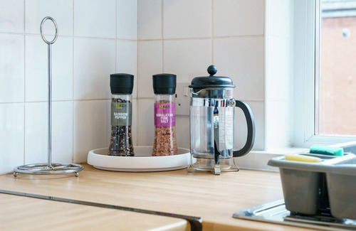 Belfast City Centre Apartment | 2BR Next to City Centre & Queens Uni w/Spa Bath!| Pass the Keys
