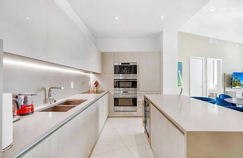 Hollywood South Central Beach Apartment | 2BR Ocean View Balcony & Pool