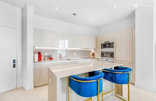 Hollywood South Central Beach Apartment | 2BR Ocean View Balcony & Pool