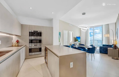 Hollywood South Central Beach Apartment | 2BR Ocean View Balcony & Pool