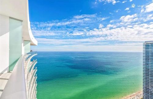 Hollywood South Central Beach Apartment | 2BR Ocean View Balcony & Pool