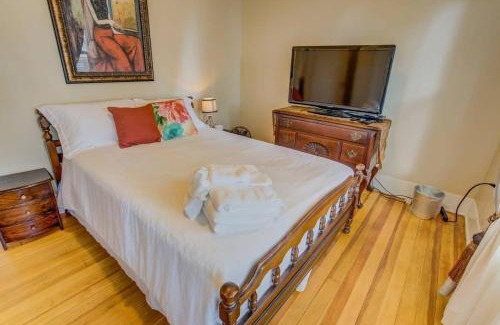 Colorado Springs House | 2BR Old Colorado City Garden of The Gods