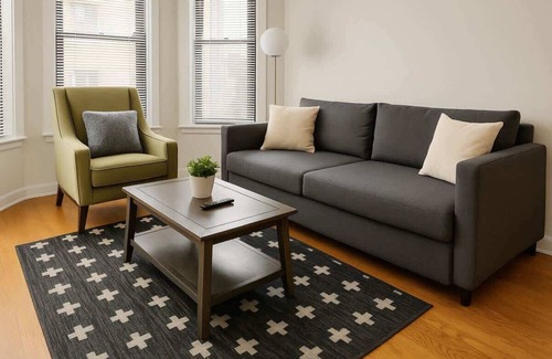 Boystown Apartment | 2BR on N Halsted St: Lakeview Living