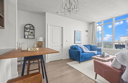 Etobicoke House | 2BR Penthouse Views of Toronto, Pool and Sauna