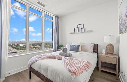Etobicoke House | 2BR Penthouse Views of Toronto, Pool and Sauna