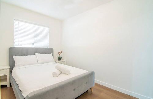 Van Nuys Apartment | 2BR Plus Bonus Room and Pool Access Near Universal Studios