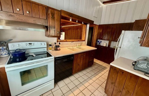 Winston - Salem House | 2BR Quiet Cottage- Walk to Wake Forest University