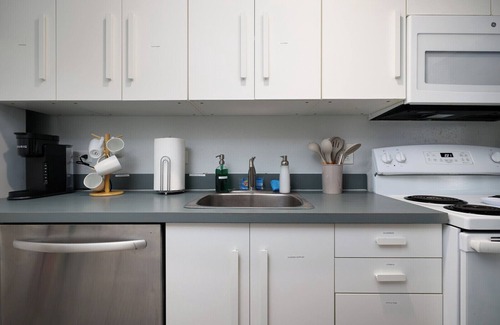 Southtown Condo | 2BR Riverwalk Condo Corporate & Insurance Stays Fast Wi-Fi W/D Monthly
