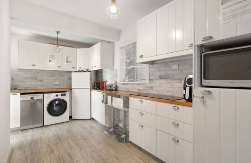Rockingham House | 2BR Rockingham Beach Retreat