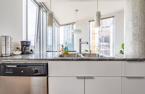 West Bellevue Apartment | 2BR | Rooftop, Pool & Gym | Bellevue | Sophari A