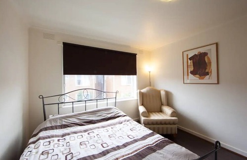 St. Kilda East Apartment | 2br, Safe, Locked Parking & Close to Transport