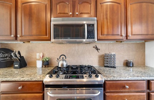 Uptown Sedona Apartment | 2BR Serene Red Rock Retreat - Hot Tub & Nice Views