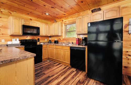 Pigeon Forge Cabin | 2BR, sleeps up to 10, less than 8 minutes to Dollywood, Island, Parkway!