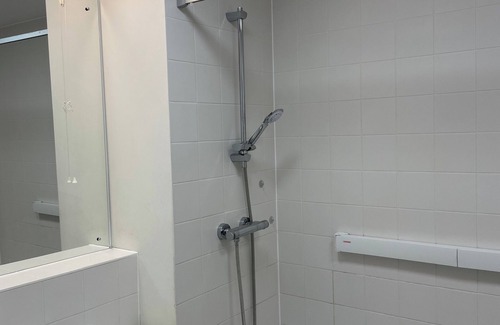 Tollington Apartment | 2BR-Sleeps4-Parking-Balcony-NearCityCentre