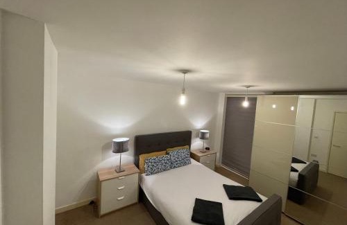 Tollington Apartment | 2BR-Sleeps4-Parking-Balcony-NearCityCentre