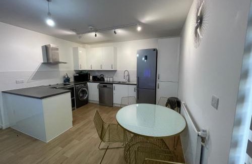Tollington Apartment | 2BR-Sleeps4-Parking-Balcony-NearCityCentre