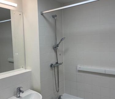 Tollington Apartment | 2BR-Sleeps4-Parking-Balcony-NearCityCentre