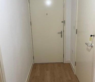 Tollington Apartment | 2BR-Sleeps4-Parking-Balcony-NearCityCentre